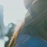 真正的生活总是在沙滩上,笑着眼泪